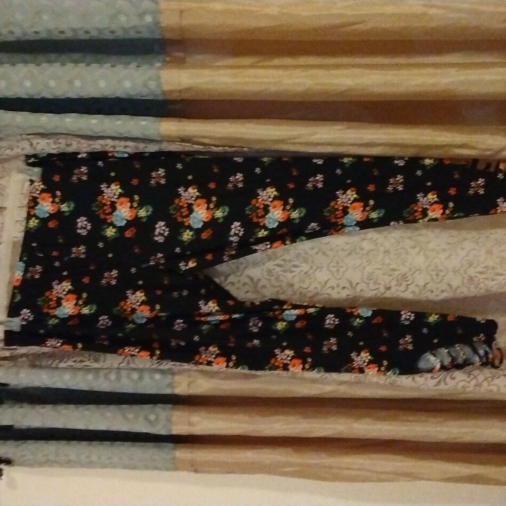 Bobbie Brooks 2X Black Floral Leggings